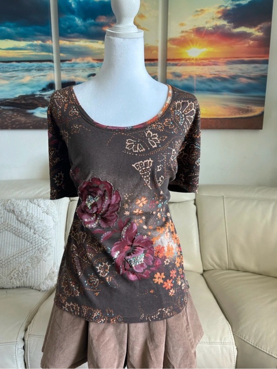 Gloria Vanderbilt Tops - Gloria Vanderbilt Brown Tee with Burgundy Floral Appliqué